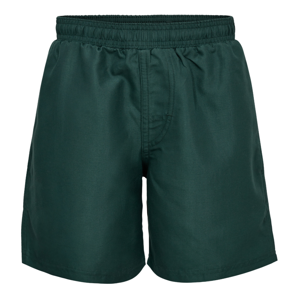 Et par enkle, mørkegrønne shorts i et mat, let materiale med elastisk talje og løs pasform. De har en diskret gylp og tydelige syninger langs sømmene, hvilket giver et klassisk og funktionelt udtryk. Længden er kort til midt på låret, velegnet til afslappet fritid, træning eller badning. Farven og det rene snit gør dem lette at kombinere med forskellige overdele.