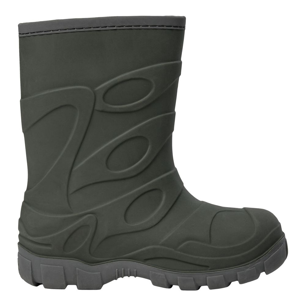 Et enkelt, mørkegrønt gummistøvle ses i sideprofil med robust, skridsikker sål og markant mønster langs skaftet. Støvlen har en mat overflade, afrundet tå og kraftig bund, der signalerer holdbarhed og beskyttelse mod fugt og kulde. Det minimalistiske, bølgede reliefmønster giver et moderne udtryk, som gør støvlen velegnet til udendørs arbejde, havebrug eller våde efterårsdage.