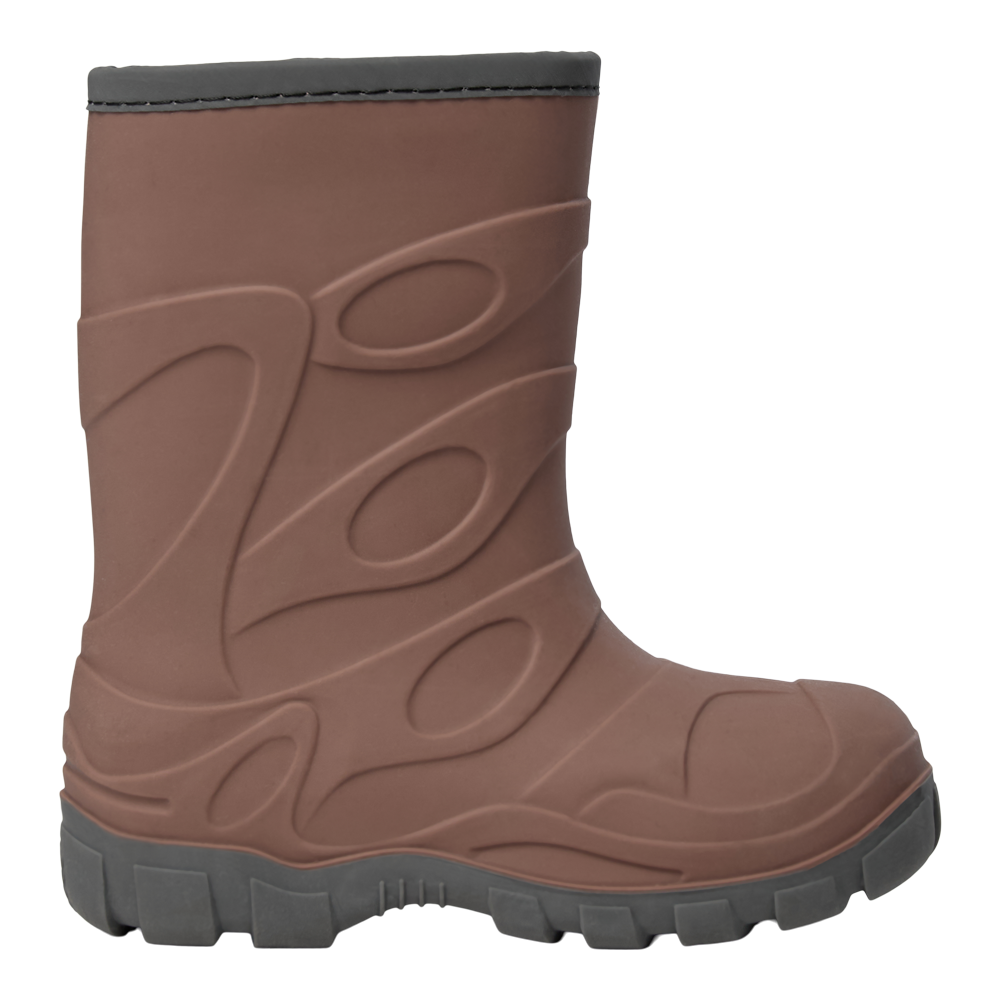 Et enkelt, robust gummistøvle i brun med sort sål. Støvlen har et dekorativt mønster af ovale og bølgende linjer støbt ind i siden, hvilket giver et moderne og funktionelt udseende. Den tykke, mønstrede ydersål er designet til godt greb og holdbarhed i våde eller mudrede forhold. Indersiden virker rumlig og velegnet til udendørs arbejde eller fritidsbrug i regnvejr.