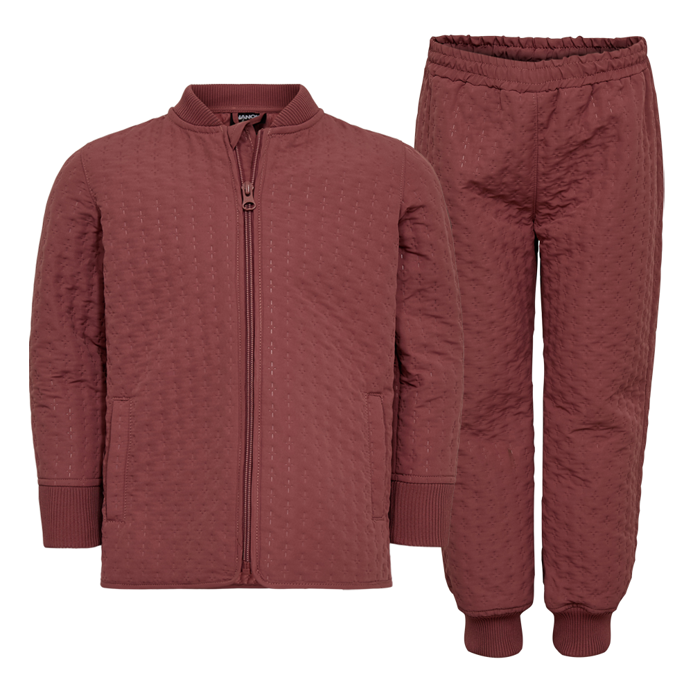 Et stilrent og hyggeligt sæt i varm støvet bordeaux-rosa nuance bestående af en quiltet jakke og matchende bukser. Jakken har lynlås, ribstrikkede krave- og ærmekanter samt praktiske sidelommer, mens bukserne har elastik i taljen og rib ved anklerne for god pasform. Den bløde, let vatterede tekstur giver varme og komfort, og det tidløse, ensfarvede design gør sættet velegnet til både hverdag og afslapning.