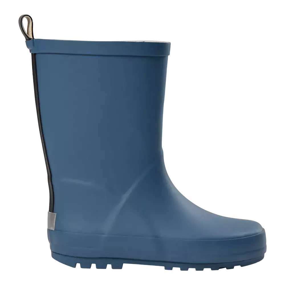 Billedet viser en enkelt midtlang blå gummistøvle set fra siden. Den har et simpelt, glat design med rund tå, robust sål med mønster for godt greb og en praktisk trækstrop bagpå for nem påtagning. Materialet ser vandtæt og let at rengøre ud, og farven er en afdæmpet støvet blå, velegnet til regnvejr, mudder og udendørsaktiviteter.