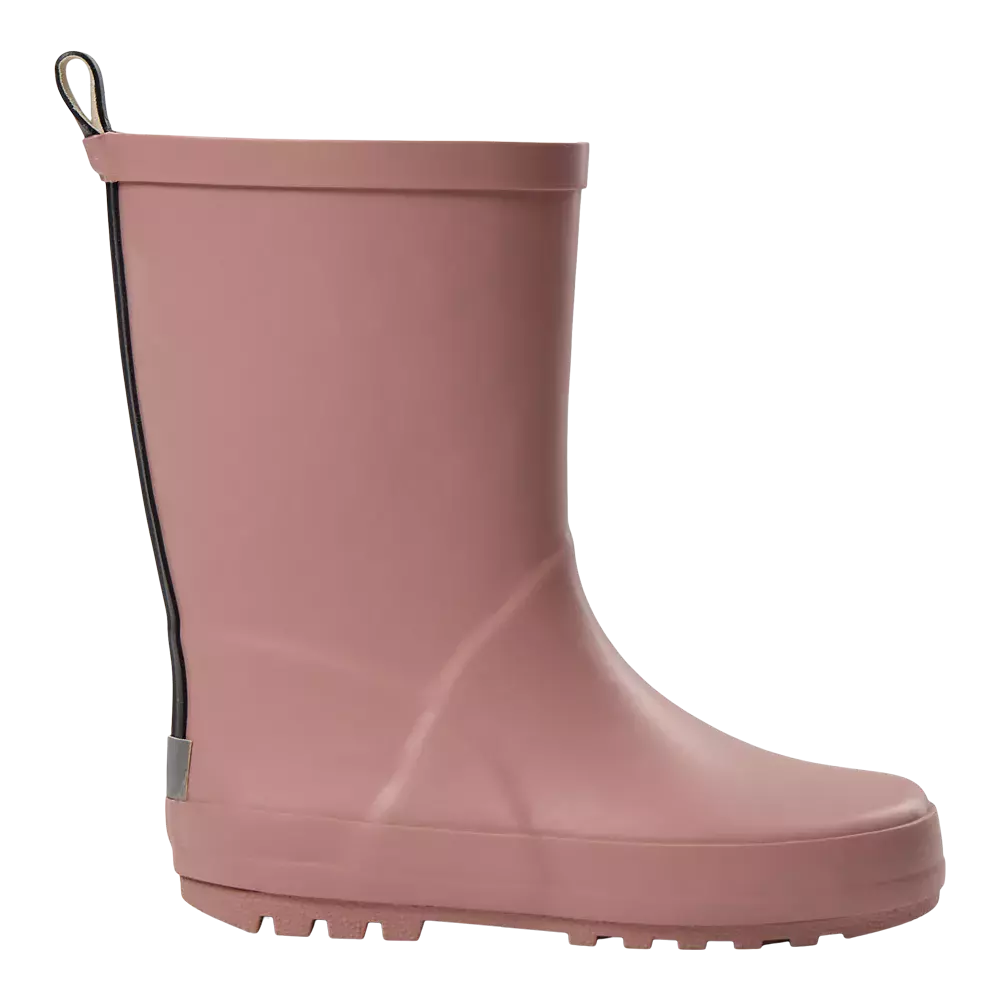 Et enkelt, støvet rosa gummistøvle set fra siden. Støvlen er midtlængde med en mat overflade, rund tå og en kraftig mønstret ydersål for godt greb. En kontrastfarvet trækstrop med sort kant sidder øverst bagtil, og en lille reflekterende detalje er placeret ved hælområdet. Designet er enkelt og funktionelt, velegnet til vådt vejr og udendørsaktiviteter.