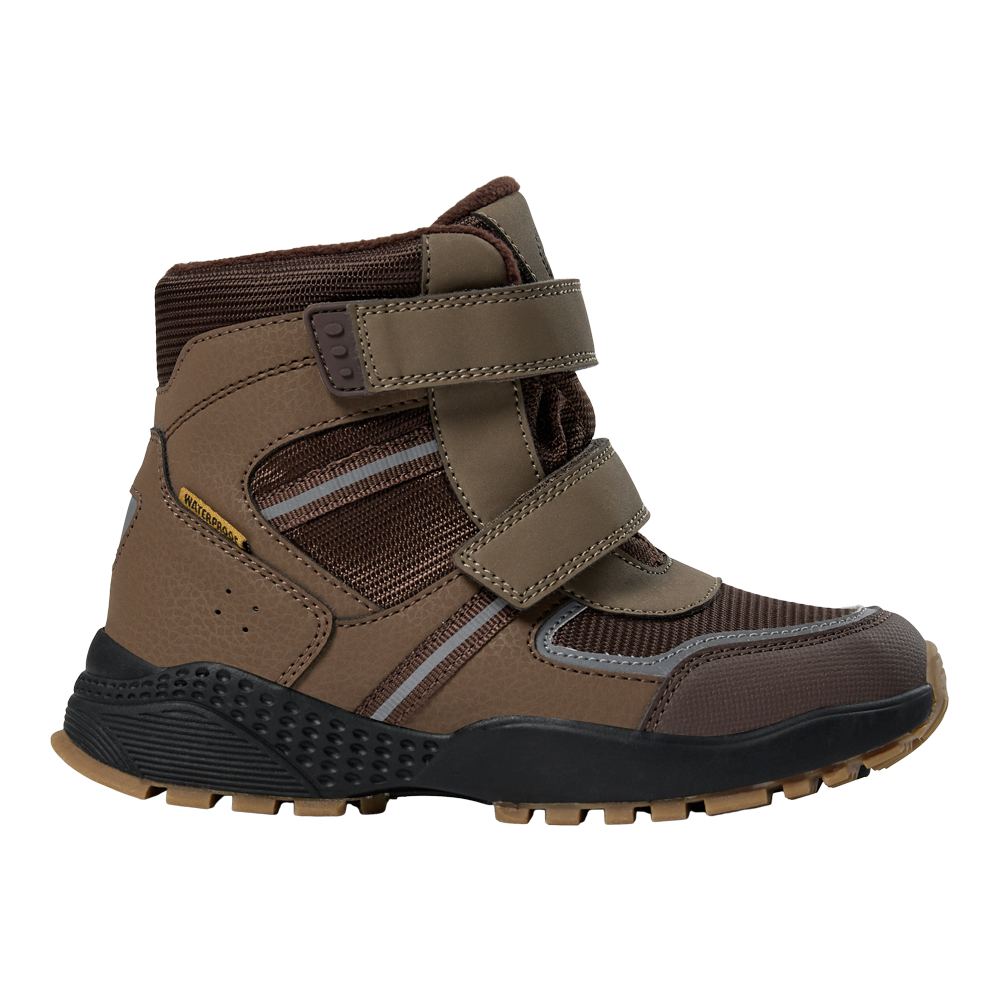 Brunt børnestøvle i robust design med to brede velcroremme og polstret ankel for god støtte. Kombinationen af syntetisk læder og mesh giver både holdbarhed og ventilation, mens forstærket tå og kraftig gummisål med dybt mønster sikrer greb på ujævnt terræn. Støvlen har varm inderside og en lille 'waterproof'-label, hvilket gør den velegnet til vådt vejr og aktive udendørsaktiviteter.