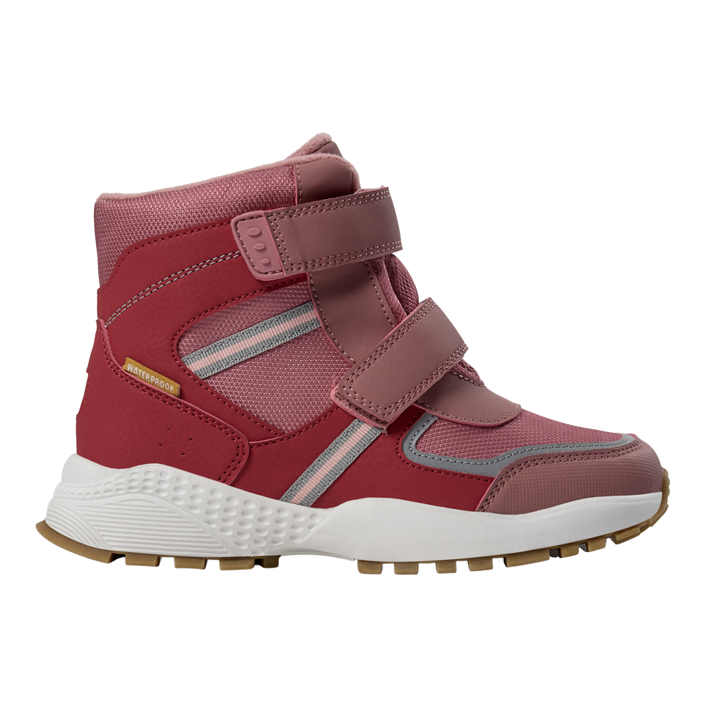 Rød-rosa børnestøvle i sporty design med høj ankel og to brede velcrolukninger for nem tilpasning. Overdelen kombinerer tekstil og syntetisk læder med reflekterende striber og detaljer. Indeni synes en blød, foret krave for varme, mens den hvide, profilerede sål med kraftigt mønster giver godt greb. En praktisk, vandtæt model velegnet til hverdag og udendørs leg.