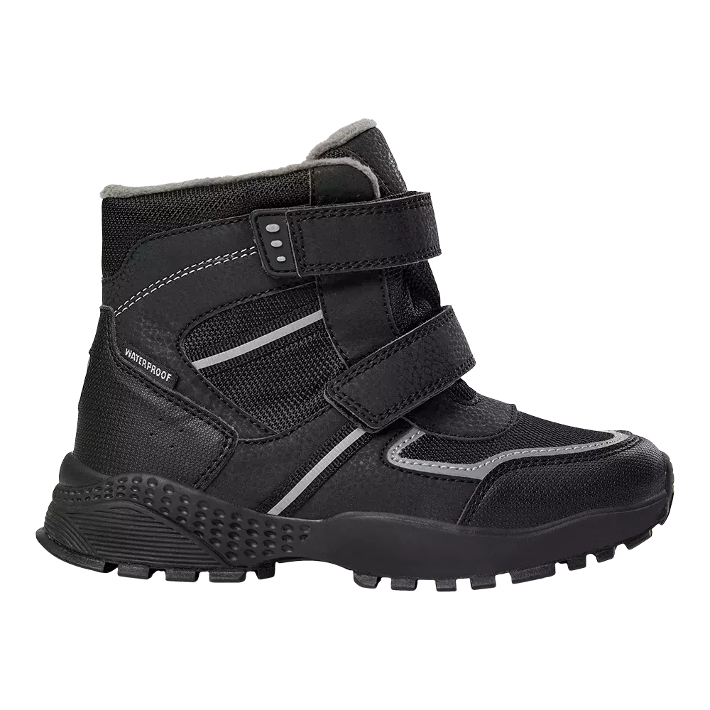 Sort vinterstøvle i robust design med vandtæt overdel og varmeforing. Skoen har to brede velcrolukninger, som gør den nem at tage af og på, og reflekterende detaljer for øget synlighed i mørke. Den kraftige, rillede gummisål giver godt greb på glatte underlag, mens polstret skaft sikrer ankelstøtte og komfort til aktive børn i regn og sne.