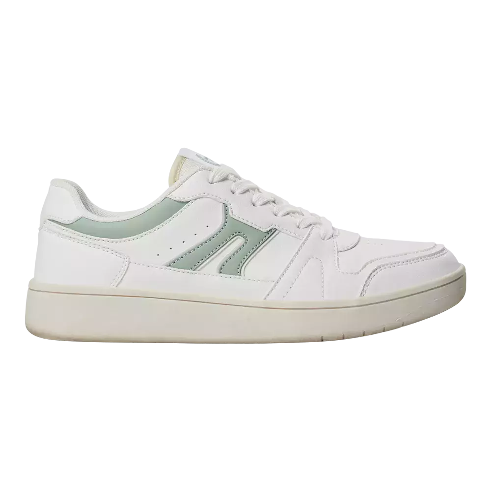 En lav sneakers i hvidt med subtile pistaciefarvede detaljer langs siden. Skoen har glat overflade, synlige syninger og klassiske snørebånd, samt en let polstret krave for komfort. Den flade, svagt off-white gummisål giver et retropræget look og god dæmpning. Det enkle, tidløse design gør skoen velegnet til hverdagsbrug, både til jeans og mere afslappede sommeroutfits.
