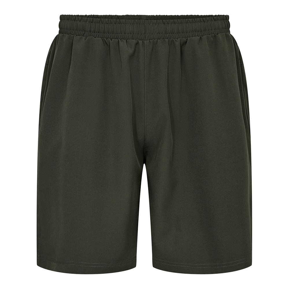 Et par enkle, olivengrønne shorts med elastisk talje og afslappet pasform. Modellen har diskrete sidelommer og rene syninger langs skridt og kant, hvilket giver et minimalistisk og funktionelt udtryk. Stoffet ser let og åndbart ud, egnet til fritid, træning eller sommerbrug. Kortets længde når midt på låret og kombinerer komfort med et neutralt, moderigtigt look, som nemt kan styles til både hverdag og sport.