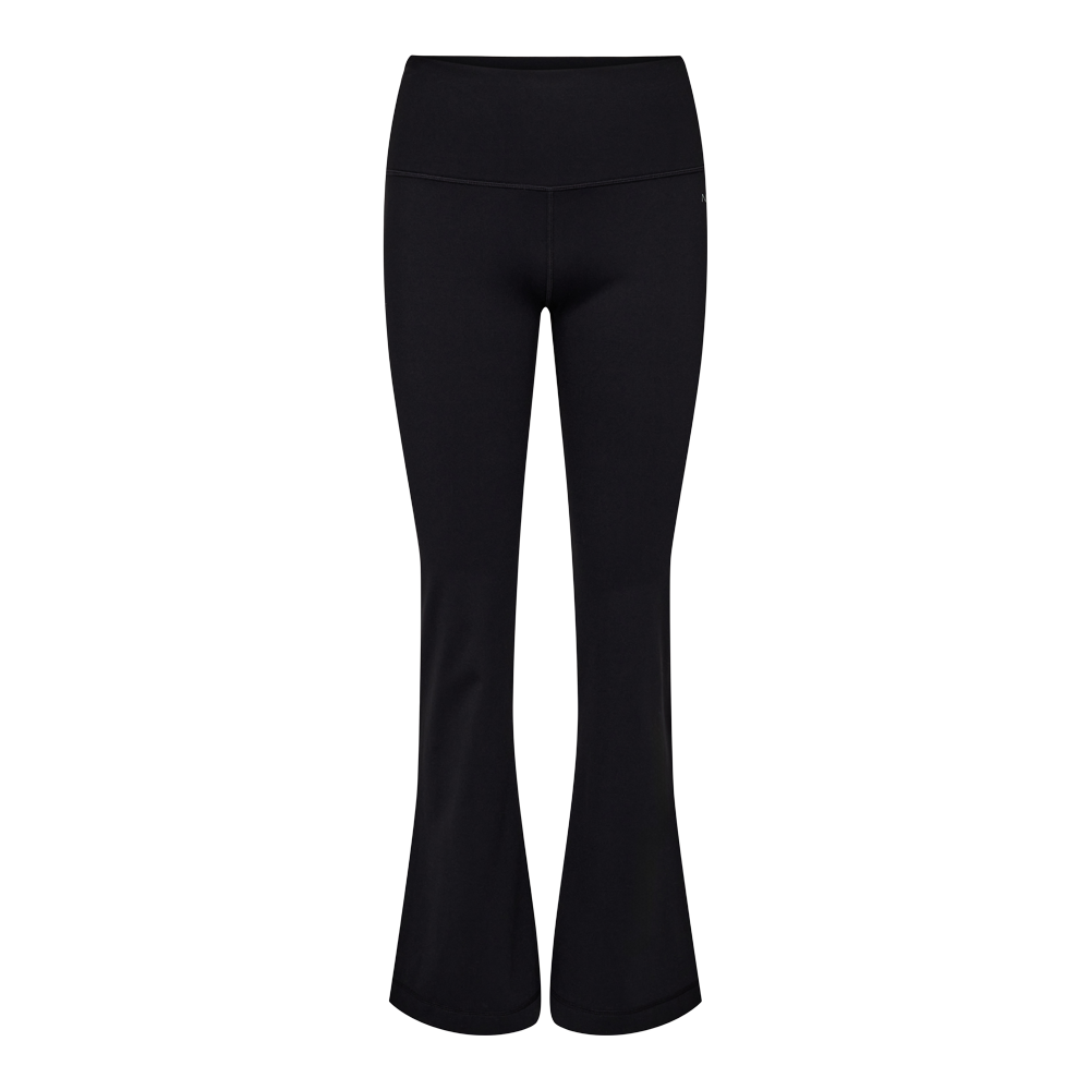 Et par sorte, flared træningsleggings med høj talje og tætsiddende pasform over hofter og lår. Stoffet ser blødt og elastisk ud med flade syninger for komfort, mens buksebenene får en diskret udvidelse fra knæet og ned. Den enkle, minimalistiske stil gør dem alsidige til både træning og hverdagsbrug, og en lille, diskret logo-detalje ved hoften tilføjer et subtilt finish.