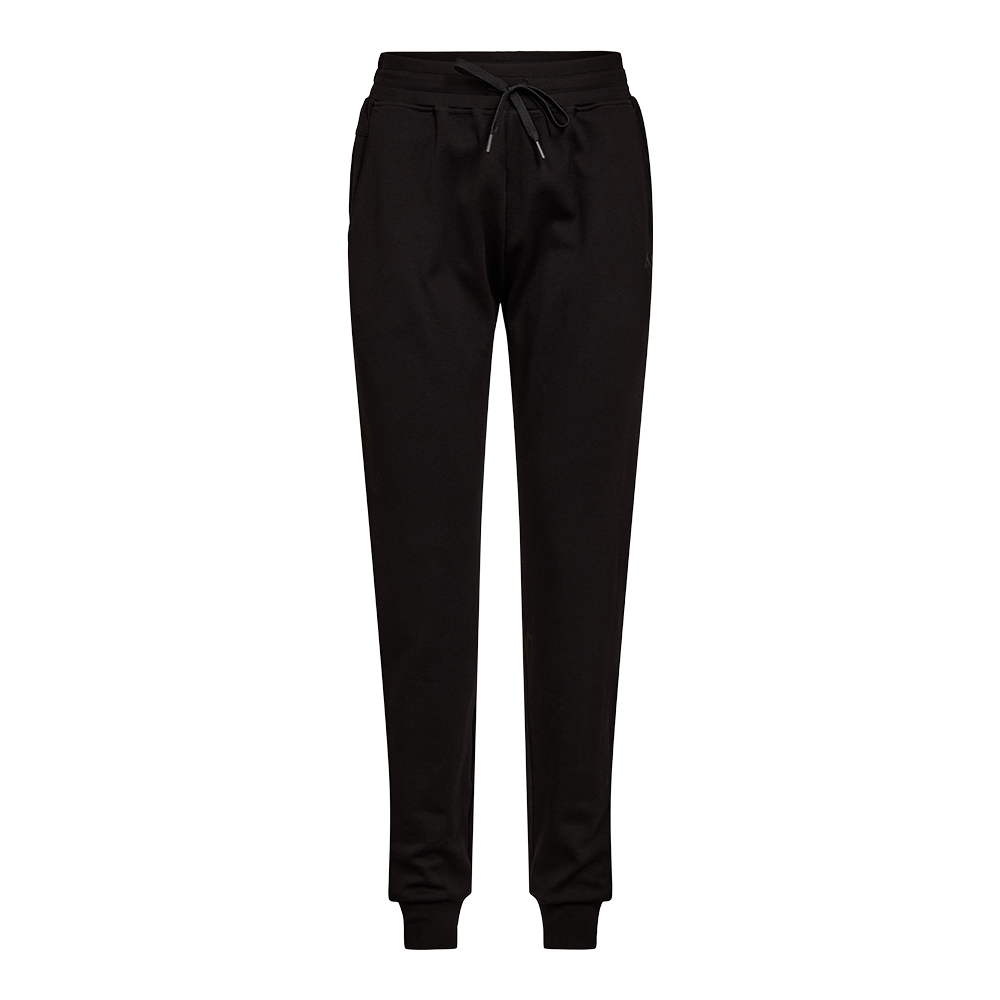 Disse sorte sweatpants har et enkelt og tidløst design med elastisk talje og justerbar snøre for optimal pasform. De er lavet i blødt materiale med afslappet, let tætsiddende silhuet og smalle, ribstrikkede manchetter ved anklerne. Praktiske sidelommer gør dem funktionelle til hverdag og træning. Farven og det minimalistiske snit gør bukserne nemme at kombinere med både sneakers og en afslappet sweatshirt.