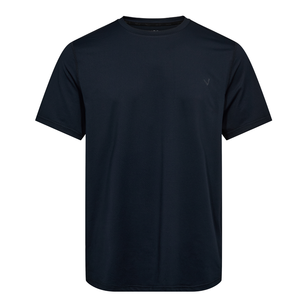 En enkel, mørk t‑shirt i navy med kortærmet, klassisk rund hals og diskret logo på venstre bryst. Stoffet fremstår let tekstureret og åndbart, egnet til både træning og hverdag. Snittet er afslappet men moderne, med rene syninger og let afrundet nederkant. Farven og det minimalistiske design gør den nem at kombinere med jeans, shorts eller træningsbukser til en stilren, funktionel garderobe.