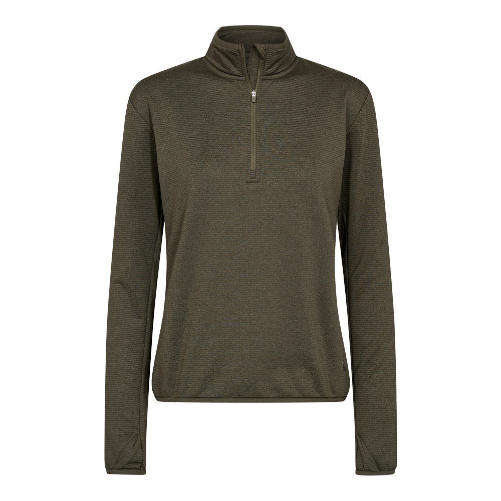 Denne olivengrønne, let strukturerede half-zip trøje har en høj krave og kort lynlås, der giver justerbar ventilation. Tætsiddende men afslappet pasform med lange ærmer og gennemgående tommelhuller for ekstra komfort. Materialet virker blødt og teknisk — ideel til lag-på-lag ved udendørs aktiviteter eller som komfortabel hverdagsstrik. Perfekt til efterår og vinter; åndbart og hurtigtørrende materiale gør den nem at style under jakker.