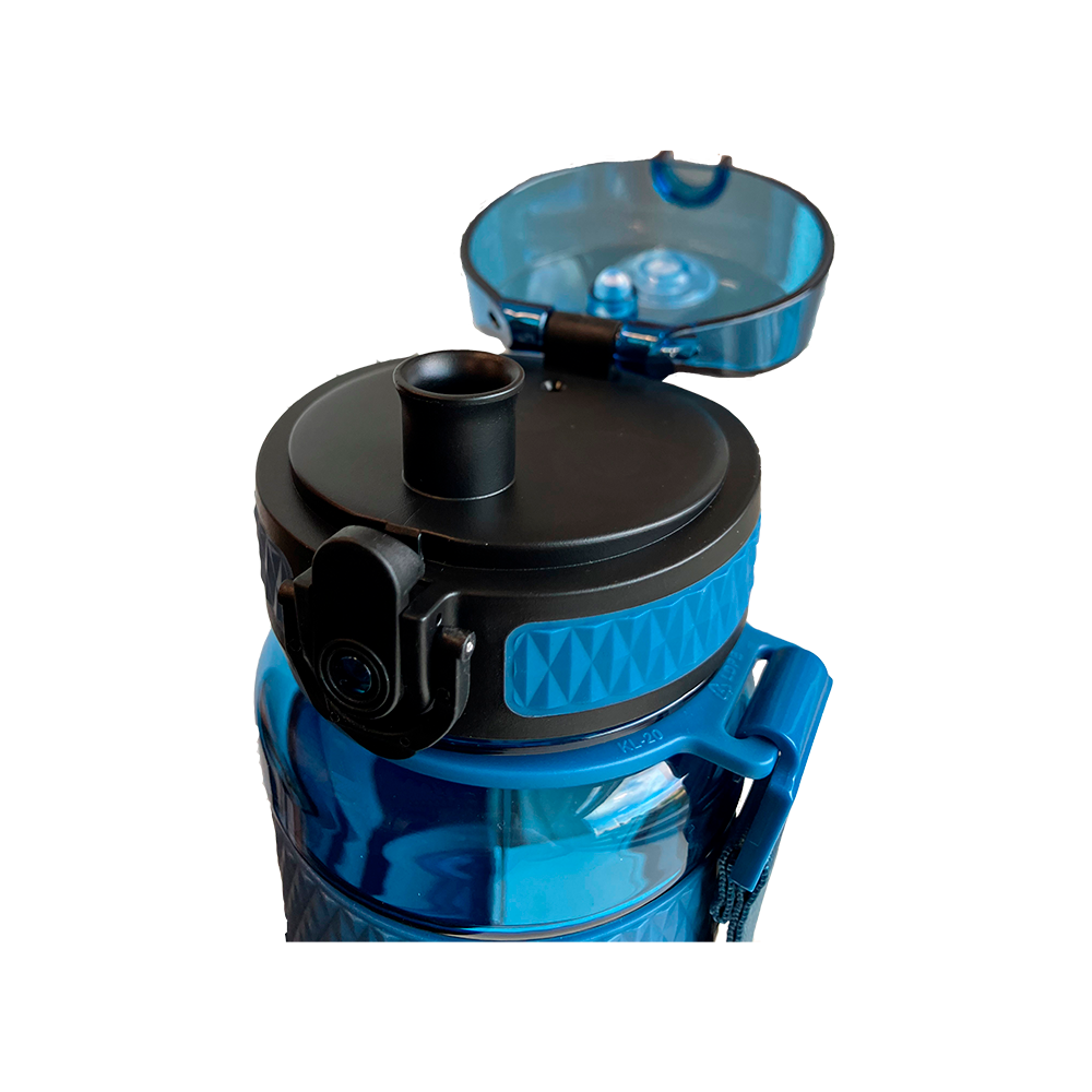 Nico Drinking Bottle, Uni - Drikkedunk fra Nico, er en ideel løsning for at forblive hydreret gennem dagen. Denne 800 ml drikkedunk er perfekt til både hverdagsbrug og udendørs aktiviteter. Drikkedunken er lavet af Tritan™-plast, som er fri for BPA og BPS, og den kan tåle at blive vasket i opvaskemaskine. Den er sikker for fødevarer i hele Europa. Designet inkluderer et praktisk bærebånd, hvilket gør den let at transportere.