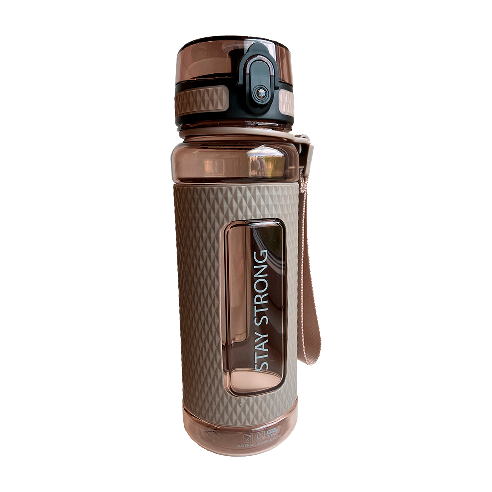 Drikkedunken på billedet er fra mærket Nico og betegnes som "Nico Drinking Bottle, Uni". Den robuste drikkedunk har en kapacitet på 800 ml og er ideel til både hverdagsbrug og udendørs aktiviteter. Fremstillet af Tritan™-plast, er den både BPA- og BPS-fri og kan tåle opvaskemaskine. Dens design inkluderer en praktisk bærestrop og en mat, tekstureret overflade med en transparent sektion mærket "STAY STRONG", hvilket tilføjer et motivende element til designet.