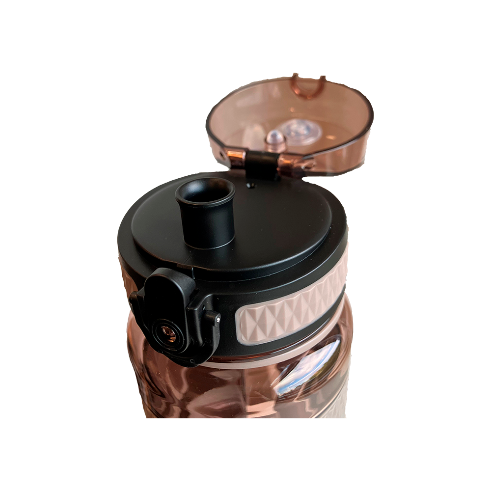 Denne stilfulde Nico drikkedunk, i en elegant bronzefarvet tone, er ideel til daglig hydrering. Med en kapacitet på 800 ml sørger den for, at du kan have rigeligt med vand ved hånden igennem hele dagen. Drikkedunken er designet med robust Tritan™-plast, som er både BPA- og BPS-fri, sikrende en sund brugsoplevelse. Den kan nemt tages med overalt takket være et praktisk bærebånd og den er desuden opvaskemaskinesikker, hvilket gør rengøringen problemfri.