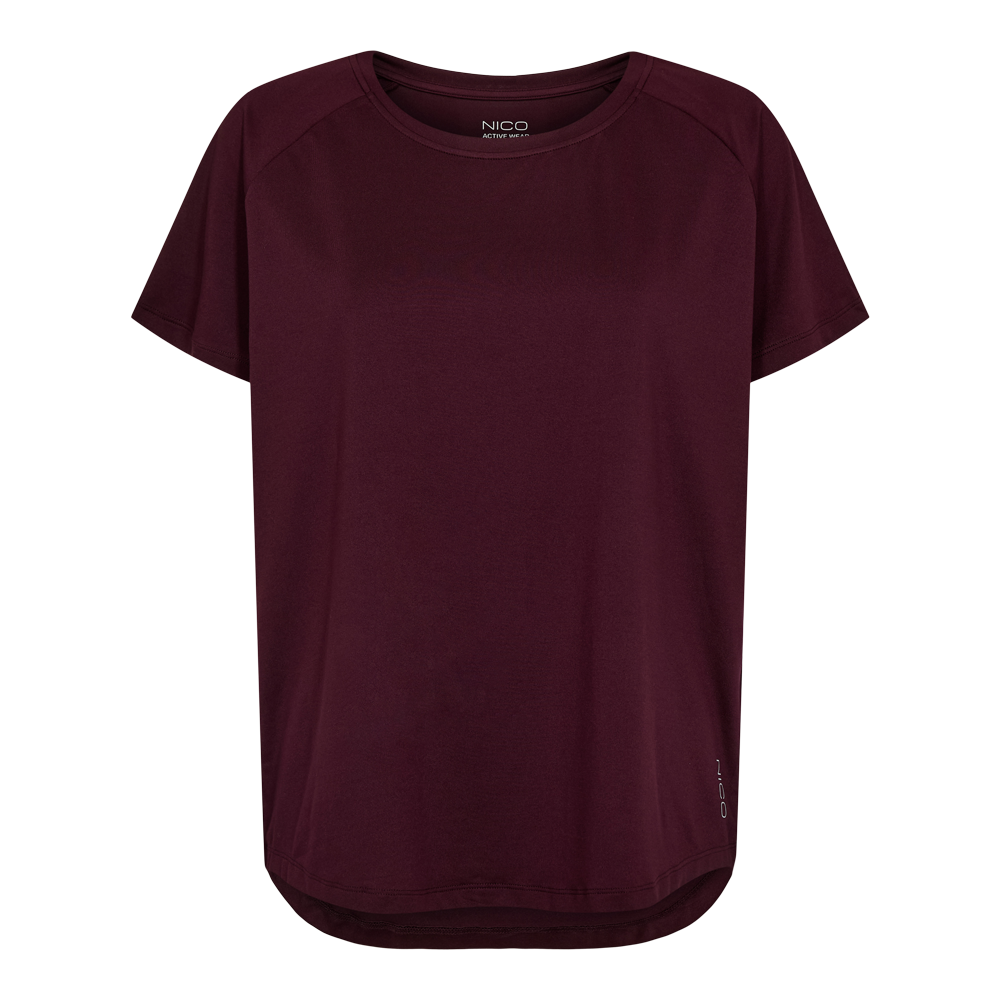 En enkel, kortærmet T‑shirt i dyb vinrød, designet med rund hals og løstsiddende, afslappet pasform. Stoffet ser glat og teknisk ud, ideelt til træning eller hverdagsbrug. Raglanærmer og et let buet søm i bunden giver bevægelsesfrihed, mens et diskret 'NICO Active Wear'-logo ved halsen og en lille logo-detalje ved kanten holder looket minimalistisk og funktionelt.
