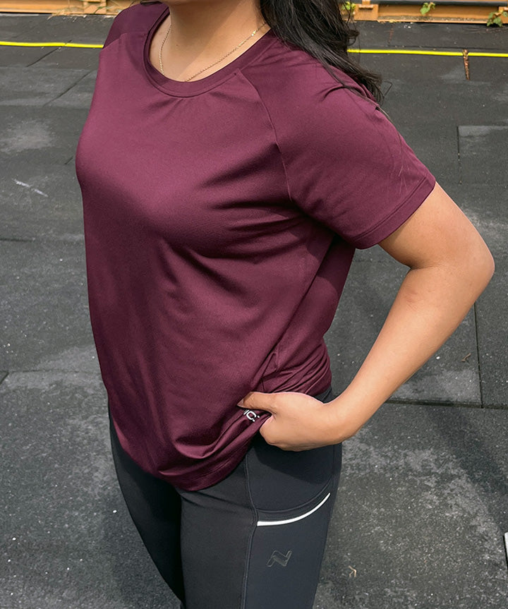 nico-flora-25-w-44285-dame-fitness-t-shirt-bordeaux-livsstil.jpg