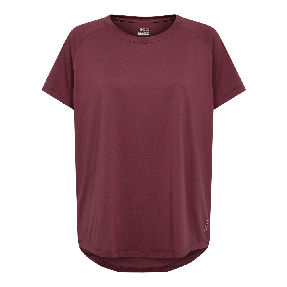En enkel, vinrød trænings-T-shirt i let, åndbart materiale med rund hals og korte raglanærmer. Designet er løstsiddende med en let forlænget, rundet kant bagtil, som giver bevægelsesfrihed og god pasform. Stoffet fremstår glat og fugttransporterende, ideel til sport eller hverdagsbrug. Diskret logo ved kraven og i nederste side tilføjer et stilrent, sporty finish.