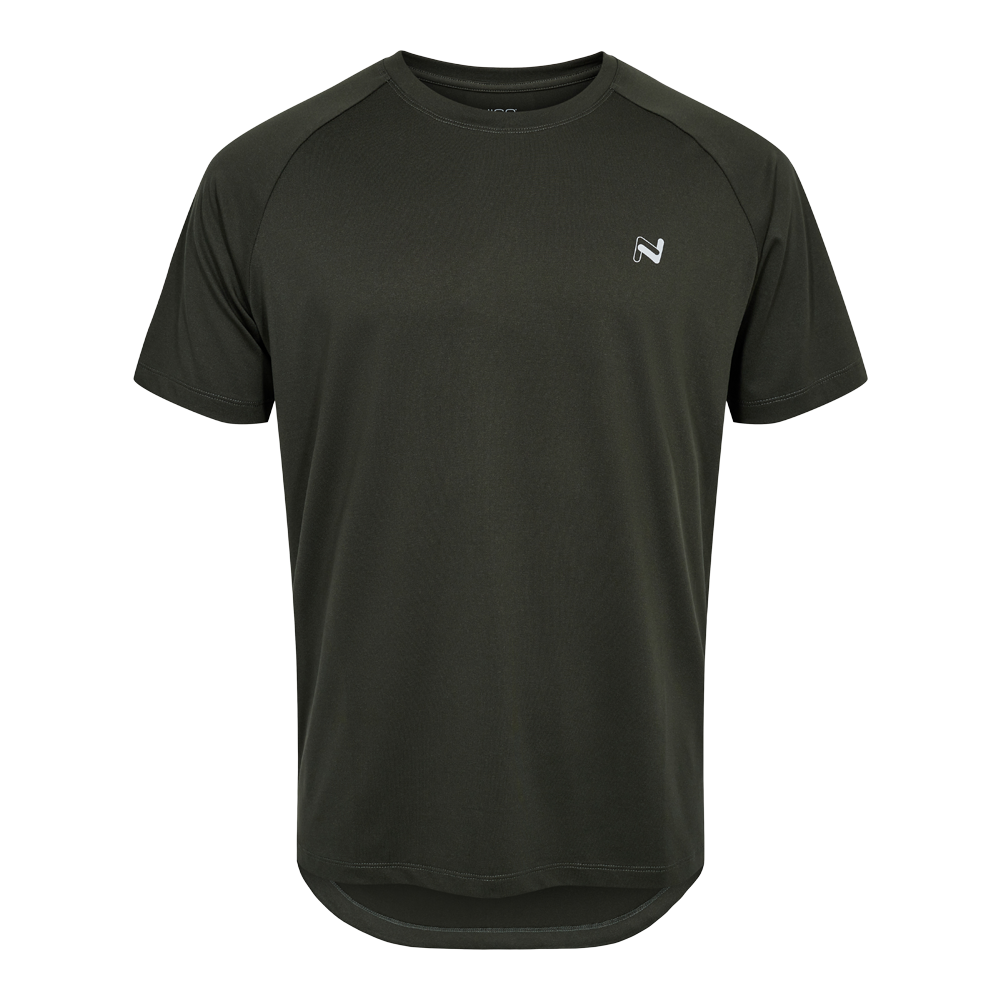 En enkel og funktionel trænings-T-shirt i mørkegrøn/olivengrøn med kort ærme og rund hals. Materialet virker let og svedtransporterende med en glat, teknisk finish. Raglanærmer og et let afrundet bagstykke giver bevægelsesfrihed og god pasform. Diskret hvidt logo på venstre bryst tilfører et stilrent touch. T-shirten er nem at kombinere og tåler hyppig vask uden at miste facon.