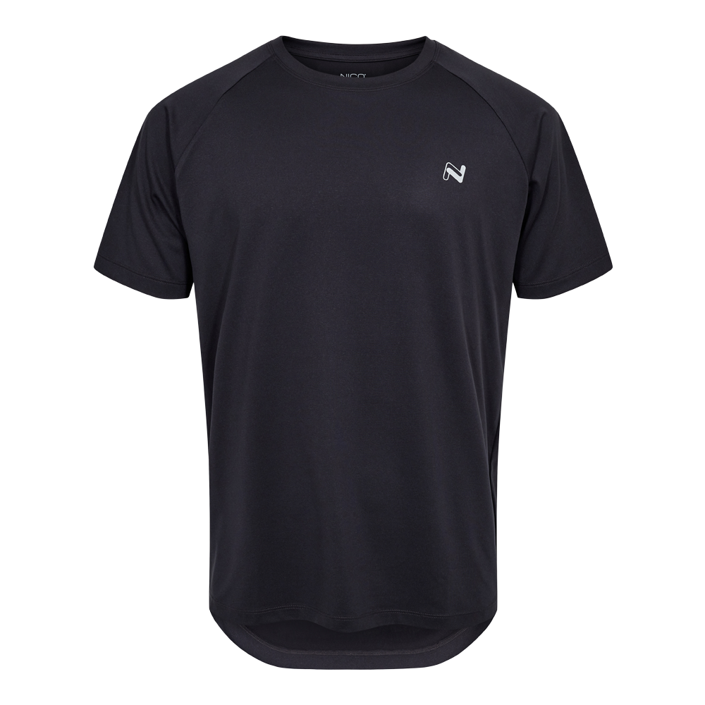 Sort, kortærmet t-shirt med rund hals i et enkelt, funktionelt design. Den let figursyede pasform og raglanærmer giver god bevægelsesfrihed, mens det bløde, åndbare stof sikrer komfort ved træning eller hverdag. T-shirten har et diskret, hvidt logo på venstre bryst og en let afrundet bundkant, der falder pænt over hoften. En alsidig basestyle til sporty eller afslappede outfits.