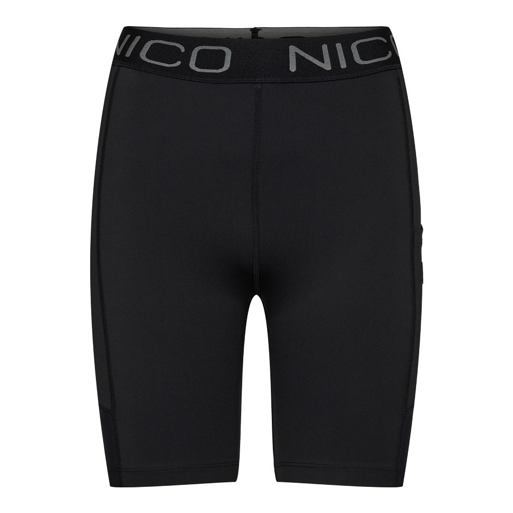 Et par sorte, tætsiddende træningsshorts i cykelstyle med højt, elastisk linning hvor der står "NICO". Shortsen er lavet i glat, strækbart materiale med flade syninger for komfort og bevægelsesfrihed. Længden går til midt på låret, med sidelommer til telefon eller nøgler. Enkel, funktionel og minimalistisk design, der passer godt til løb, cykling og styrketræning.