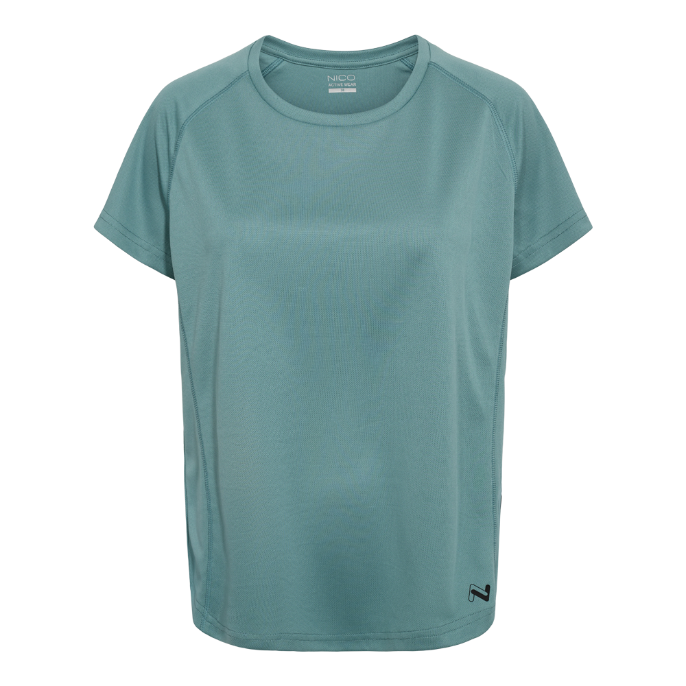 Kortærmet sportst-shirt i afdæmpet teal/grønblå nuance. Rund hals, let boxy pasform, korte raglanærmer og flade syninger. Materialet ser åndbart og svedtransporterende ud, velegnet til træning eller hverdag. Diskret logo nederst ved kanten og indvendig halsmærke med 'NICO Active Wear'. Enkel og funktionel design med fokus på komfort og bevægelsesfrihed. Farven er rolig og nem at kombinere.