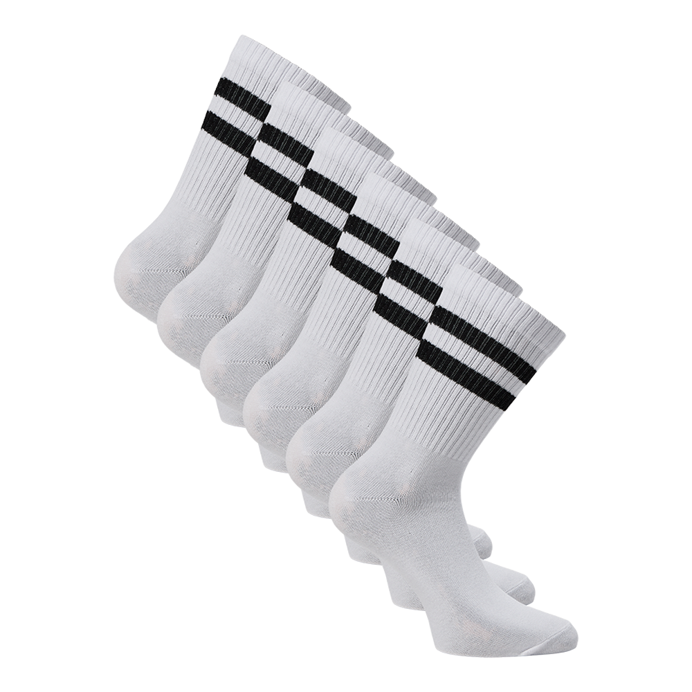 Billedet viser et sæt på fem hvide sportssokker i mellemhøj længde, arrangeret i en blød bølgende opstilling. Hver sok har ribstruktur ved skaftet og to sorte striber øverst, der giver et klassisk retro-look. Materialet ser tykt og absorberende ud med forstærket hæl og tå. Perfekte til hverdag, træning eller fritid for komfort og holdbarhed.