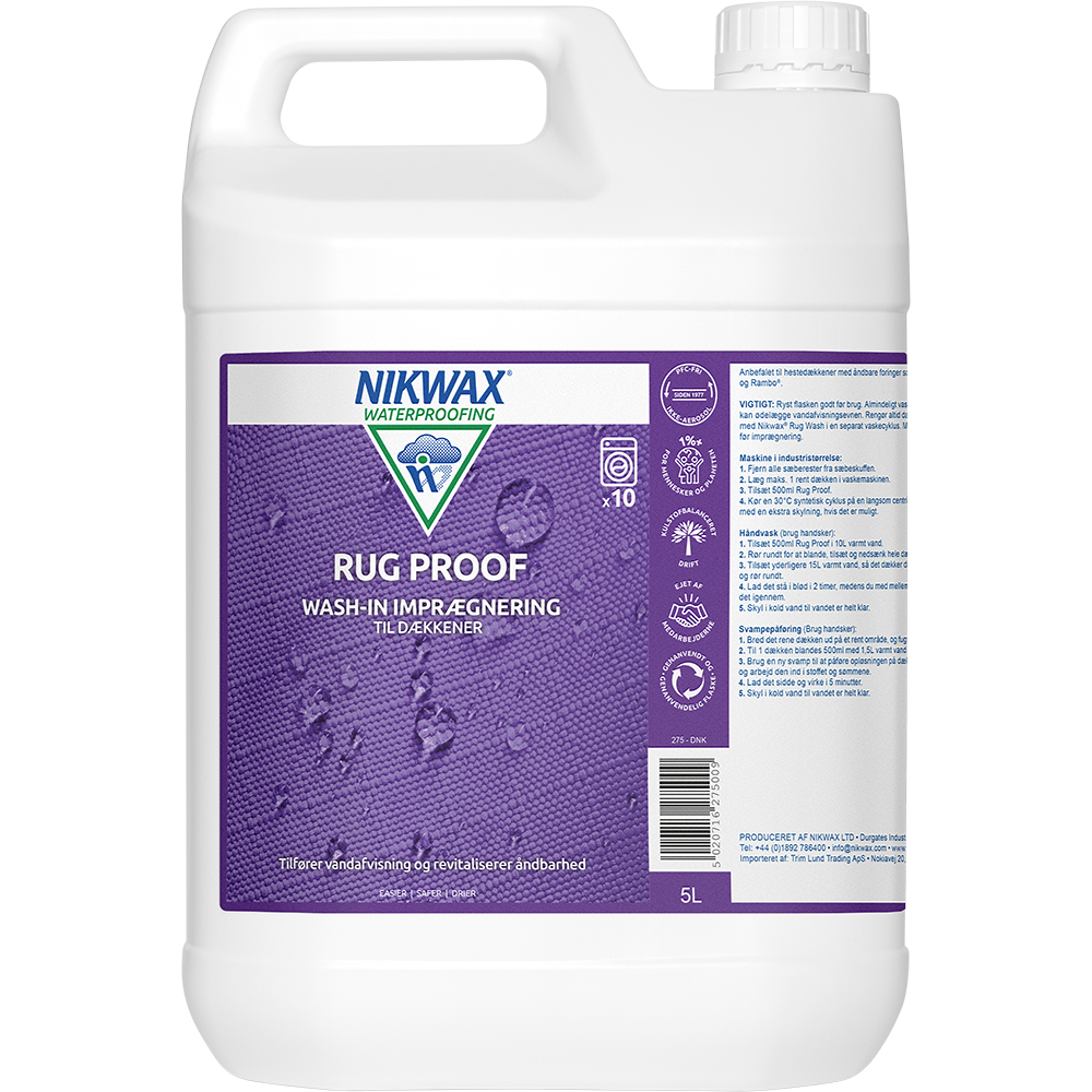 En hvid plastkanne på 5 liter med et tydeligt lilla label fra Nikwax. Produktet er "Rug Proof" wash-in imprægnering til dækkener og tekstiler, designet til at tilføje vandafvisning og genoprette åndbarhed. Etiketten viser logo, anvendelsesanvisninger og ikoner for vaskemaskinebrug. Perfekt til hestetæpper og udendørs tekstiler, som kræver beskyttelse mod fugt og snavs.