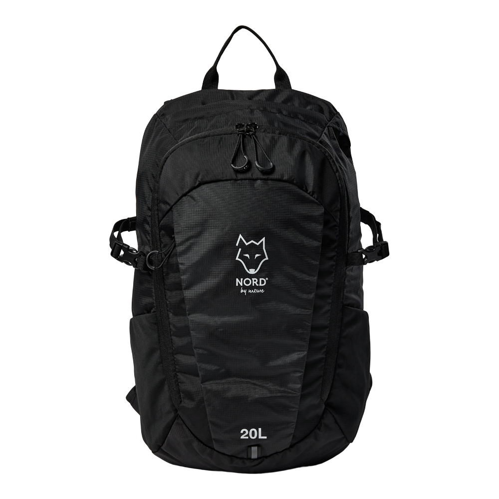 Sort, kompakt 20-liters rygsæk med minimalistisk design og hvidt "NORD by nature"-logo. Den har flere lynlåslommer, sidelommer til flasker, justerbare kompressionsremme og polstret bæresystem. Robust ripstop-lignende materiale og stærke lynlåse giver praktisk holdbarhed til hverdag og korte vandreture. Tophåndtaget gør den let at gribe, mens den slanke form holder indholdet organiseret og tæt på kroppen.