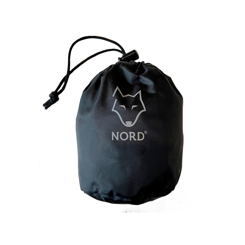 Et sort snørelukket poseetui med logoet "NORD" og et stiliseret rævehoved pryder forsiden. Stoffet ser vandafvisende ud og har en mat finish. Posens form er kompakt og rundet, ideel til opbevaring af små udendørs- eller rejseartikler. Den justerbare snor og stop giver nem lukning og transport. Designet virker funktionelt, minimalistisk og robust.