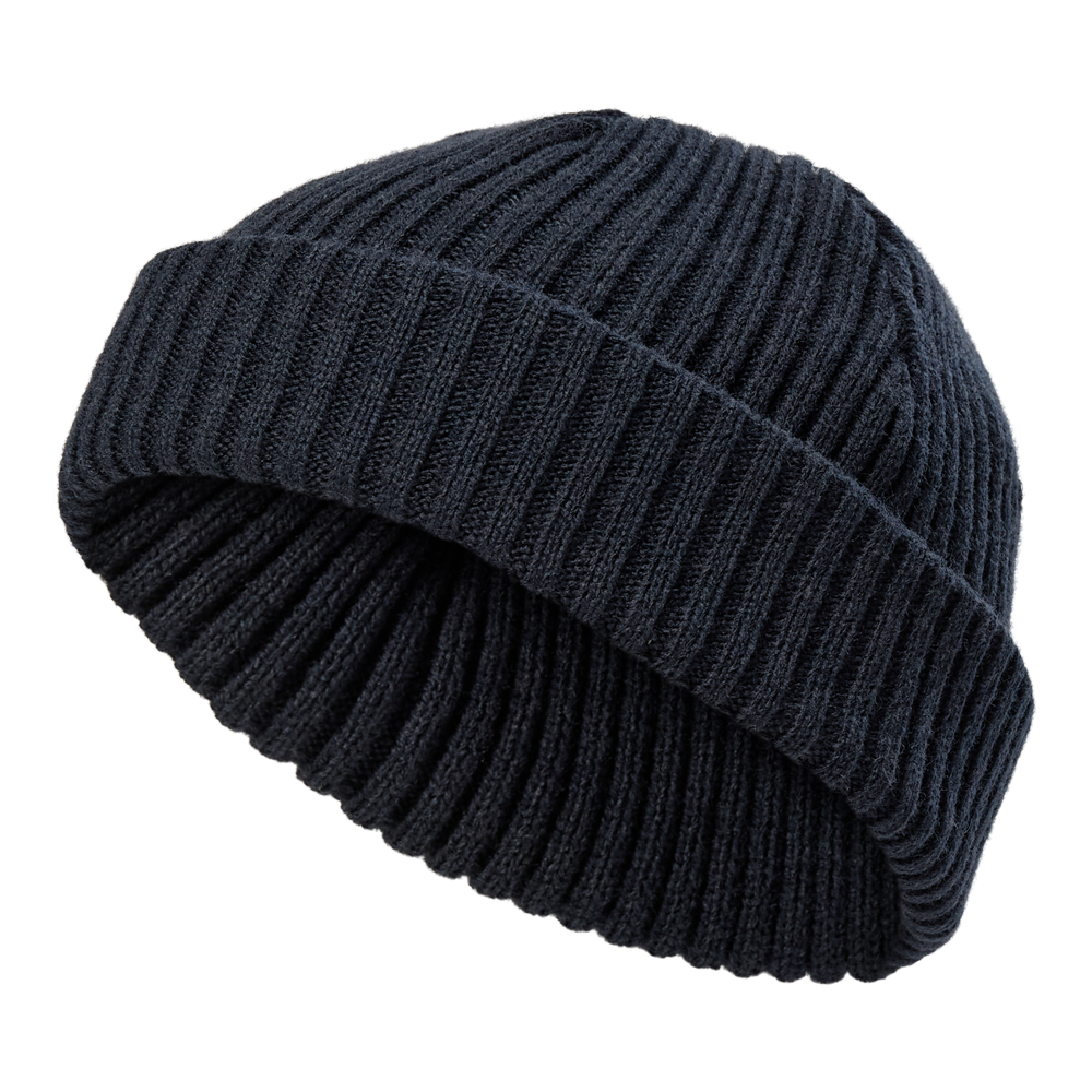 Et tætstrikket, mørkeblåt ribstrikket hue ligger vendt over en hvid skumform. Huen har en bred opbukket kant og en klassisk, tætsiddende facon, der giver et varmt og robust indtryk. Den bløde, tykke struktur og ensfarvede nuance gør den velegnet til koldt vejr og minimalistiske outfits. Et tidløst, praktisk tilbehør med et afslappet, nordisk udtryk.