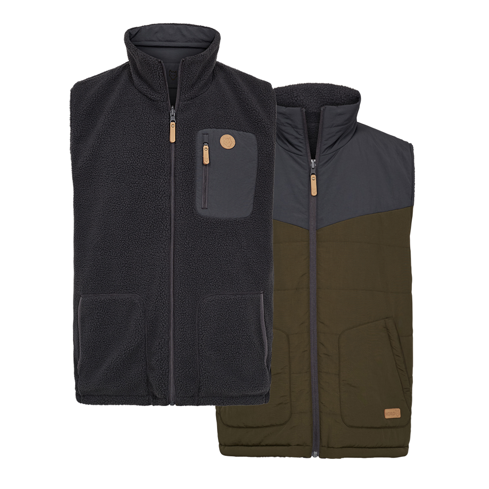 To smarte veste vises, begge med høj krave og lynlås: en blød, mørkegrå teddy-fleece med praktisk brystlomme og håndlommer samt læderdetaljer ved lynlåsene, og en olivengrøn, let vatteret variant med mørk bærestykke og rummelige lommer. Kombinationen giver både varme og stil, perfekt til lag-på-lag i efteråret eller på kølige forårsdagsture, til hverdag og friluftsliv.