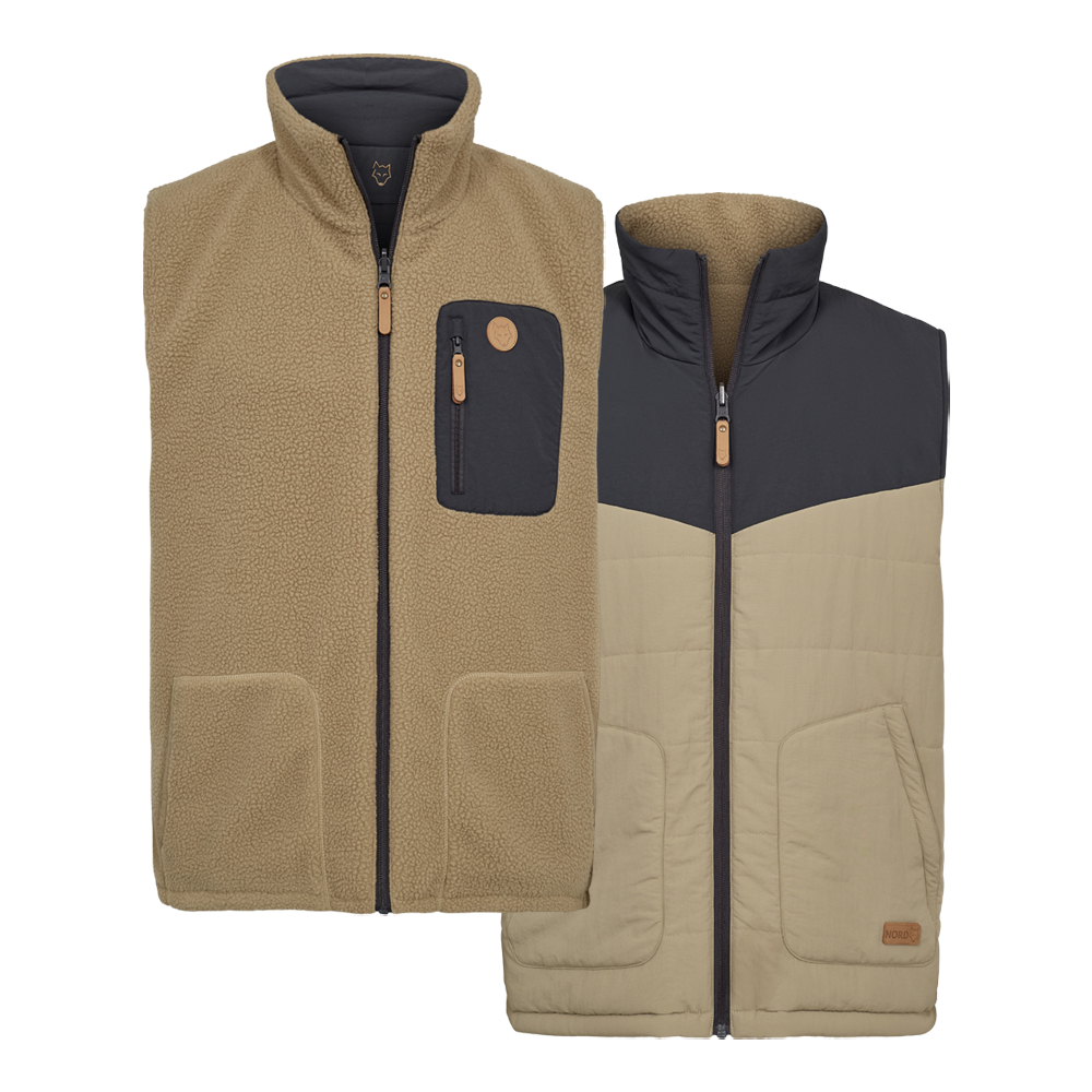 Vesten på billedet er en varm, vendbar fleece- og quiltet jakke i beige og mørkegrå nuancer. Den har høj krave, gennemgående lynlås og praktiske lommer — både sidelommer og en brystlomme med lynlås. Den ene side er blød teddy-fleece, den anden vatteret og vindafvisende, hvilket giver både isolering og komfort. Et stilrent, funktionelt valg til udendørs brug og hverdag.