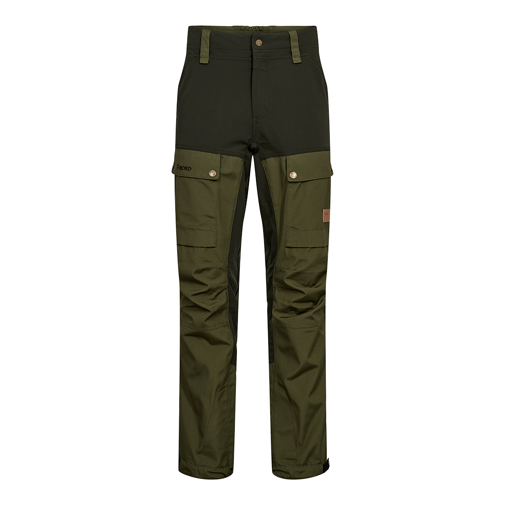 Et par praktiske, militærgrønne outdoorbukser med sorte forstærkede paneler ved skridt og knæ. Bukserne har flere store cargolommer med trykknapper, bæltestropper og justerbare benafslutninger, hvilket gør dem funktionelle til jagt, vandring og arbejde i naturen. Materialet virker slidstærkt og vandafvisende, med formsyede knæ for bedre bevægelsesfrihed og ekstra lommer til opbevaring af værktøj og udstyr.