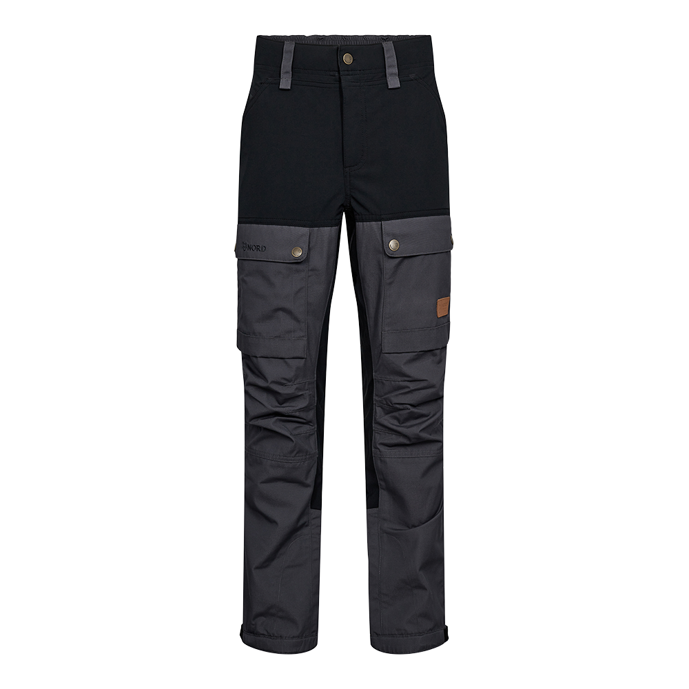 Et par robuste arbejdsbukser i todelt sort og mørkegrå design. Bukserne har forstærkede knæpartier, korrugerede syninger og flere store cargolommer med trykknapper til værktøj og opbevaring. Elastisk linning, bæltestropper og artikulerede knæ sikrer bevægelsesfrihed under arbejde. Det slidstærke materiale og diskrete logo giver et funktionelt, professionelt udtryk velegnet til håndværk og udendørsaktiviteter.