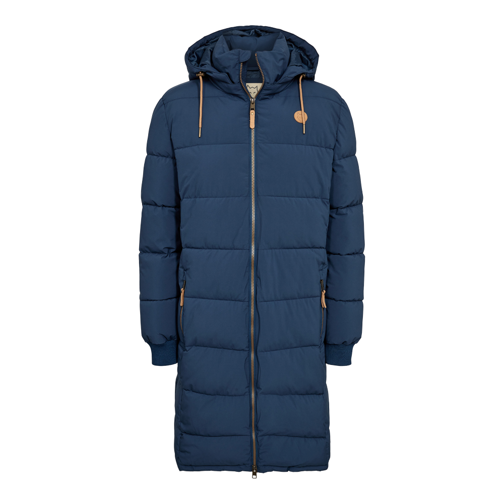 Lang, mørkeblå vatteret frakke med quiltede vandrette paneler og en rummelig hætte med snøre. Frakken har en tovejs-lynlås, sidelommer med lynlås og læderdetaljer på lynlåstrækkerne samt et rundt læderemblem på brystet. Ribstrikkede ærmeafslutninger holder varmen, og den matte overflade giver et enkelt, tidløst udtryk. Ideel som varm, hverdagsjakke til kolde vinterdage.