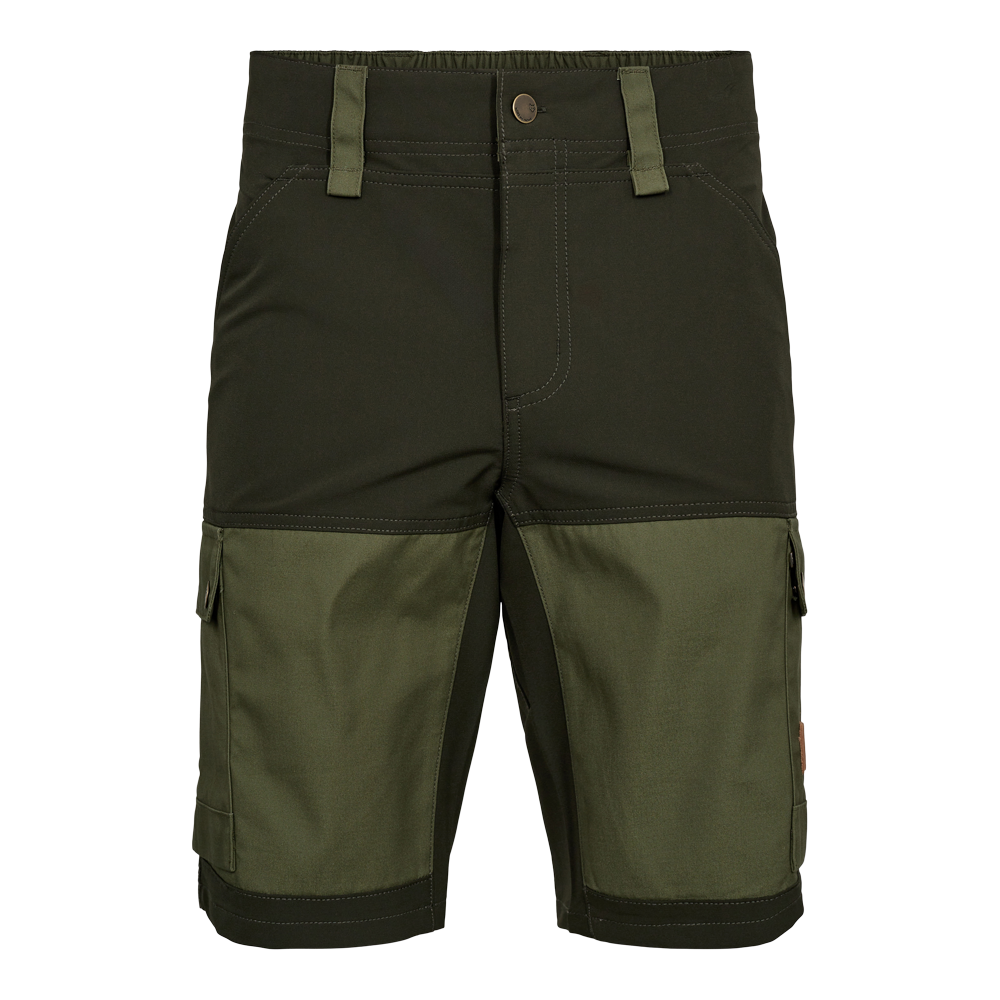 Disse olivengrønne, todelte shorts har et robust, praktisk design med mørkere øvre del og kraftigere stof på lårene. Modellen har bæltestropper, knaplukning samt elastisk talje for komfort. Stor cargo-lomme med klap på hver side og forstærkede paneler ved knæ og ydre ben gør dem velegnede til udendørs arbejde eller fritid. Enkel, funktionel og slidstærk.