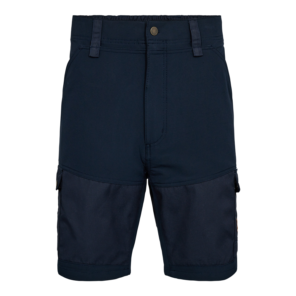 Disse mørkeblå herreshorts har et enkelt, funktionelt design med bæltestropper og en synlig knap foran. De er knælange og lavet i et robust materiale, velegnet til hverdag og udendørs brug. Sidelommer og praktiske cargolommer på lårene giver ekstra opbevaringsplads, mens den enkle syning og matte finish holder looket stilrent og tidløst.