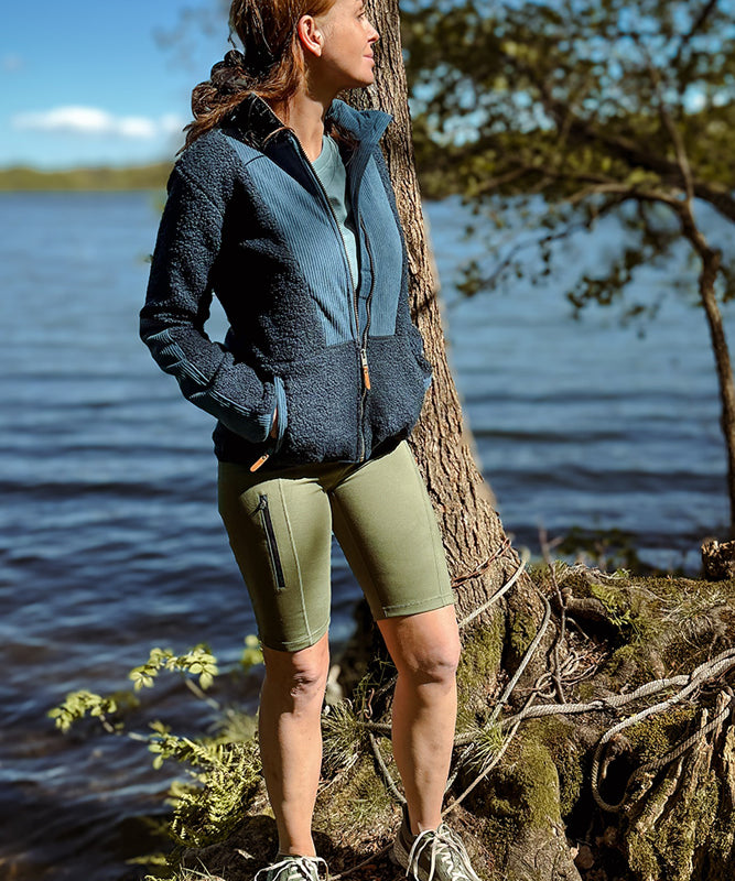 nord-gunbritt-shorts-25-w-groen-og-nord-vanessa-fleece-blaa-livsstil-1.jpg