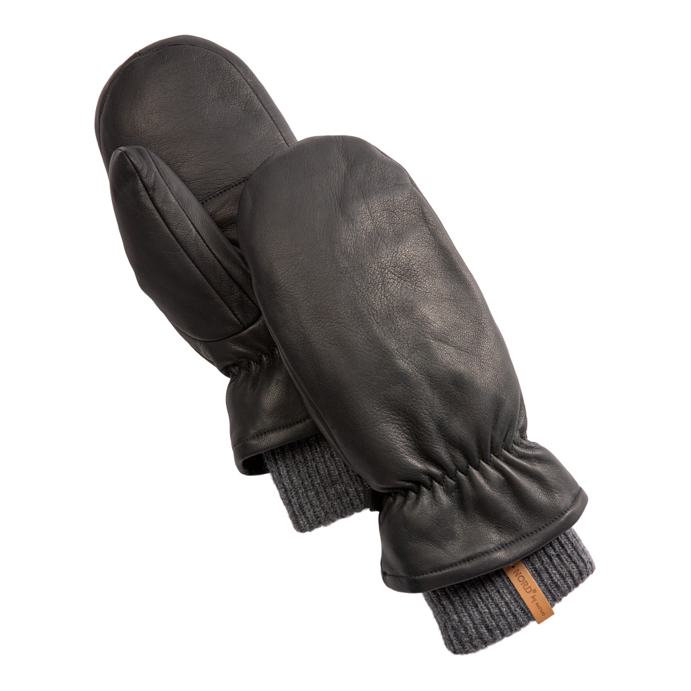 Et par sorte lædervotter ligger krydsede mod en lysegrå baggrund. Vintervotterne har en blød, glat overflade og elastik ved håndleddet for tæt pasform. De grå ribstrikkede manchetter stikker frem og giver ekstra varme og komfort. Designet kombinerer klassisk æstetik og funktionalitet, velegnet til kolde dage og byliv, samtidig med at materialerne fremstår robuste og stilrene.