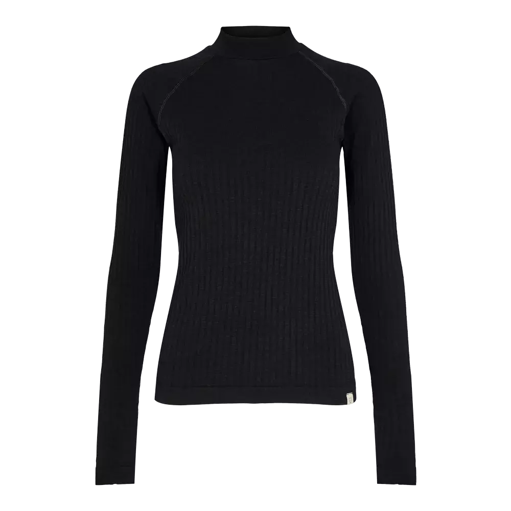 En enkel og elegant sort ribstrikket bluse med lange ærmer og let tætsiddende pasform. Den har høj hals, diskrete syninger ved skuldrene og en glat kant forneden, hvilket giver et minimalistisk, tidløst udtryk. Materialet virker blødt og strækbart, ideelt til lag-på-lag eller alene under jakker. Perfekt til både hverdagsbrug og mere formelle anledninger, hvor et klassisk, sofistikeret look ønskes.