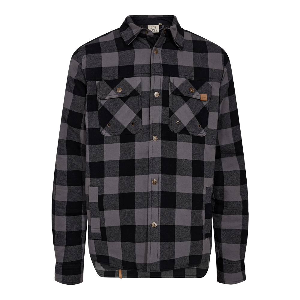 En robust flannelskjortejakke i grå og sort rutet tern, med klassisk knaplukning og krave. Jakken har to brystlommer med klap og knap samt praktiske sidelommer, metalknapper og en let buet kant forneden. Materialet virker blødt og varmt, ideel som overtrøje på kølige dage. Stilren og funktionel, den kombinerer arbejds- og fritidslook med tidløst rutemønster.