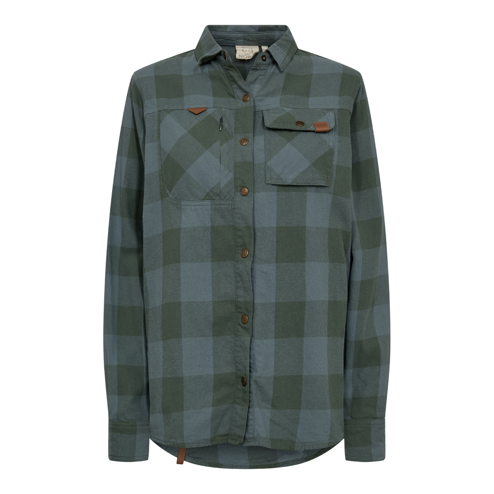 Skjorten er en langærmet, ternet flannelskjorte i afdæmpede grønne og støvede blå nuancer. Den har klassisk skjortekrage, knaplukning hele vejen ned og to brystlommer — én med klap og trykknapdetalje. Brune knapper og små læderdetaljer giver et robust, udendørs-inspireret udtryk. Pasformen virker afslappet og gør den ideel til lag-på-lag i efteråret eller som et komfortabelt hverdagsplagg.