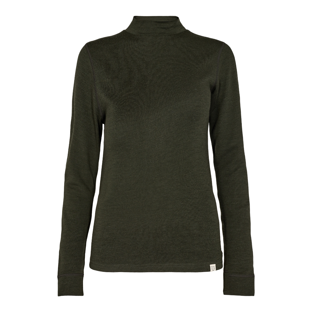 En elegant, mørkegrøn langærmet bluse med rullekrave vist på en mannequin. Trøjen har et afslappet, tætsiddende snit, fine sømme langs skuldre og ærmer samt en lille diskret logo-etiket ved nederkanten. Materialet virker blødt og let struktureret, egnet til lag-på-lag om efteråret eller som basis i en enkel hverdagsgarderobe. Stilren, alsidig og minimalistisk i sit udtryk.