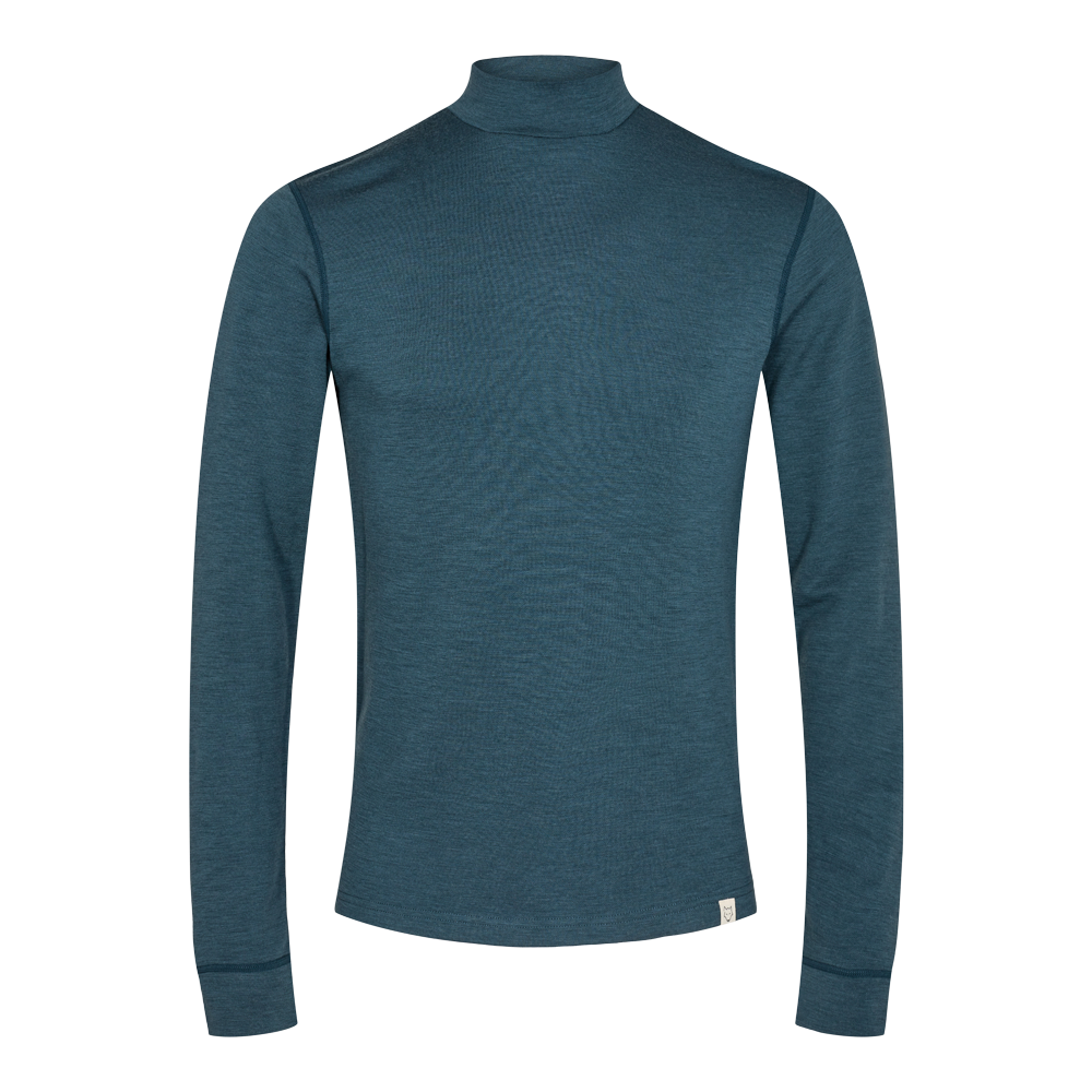 Denne langeærmede, dybblågrøn turtleneck i let, fintstrikket stof har et enkelt og tidløst design. Slim pasform med høj hals og lange ærmer gør den velegnet til både lag-på-lag vinterbrug og casual efterårsoutfits. Syningerne er diskrete, og en lille logoetiket ved nederste kant tilføjer et subtilt brandpræg. En alsidig trøje, der kombinerer komfort og minimalistisk stil.