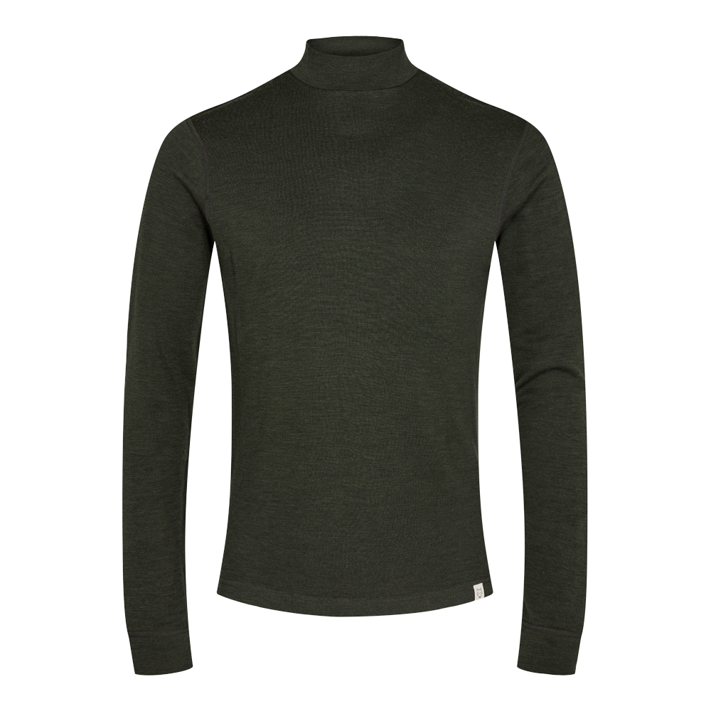 Mørkegrøn, tynd rullekravetrøje i fintstrikket materiale. Langærmet, tætsiddende pasform med diskrete syninger ved skuldre og manschetter. Enkel, minimalistisk silhuet med lille mærkat i nederste kant. Velegnet til lag-på-lag under jakker eller som standalone basic til hverdag og mere formelle sammenhænge. Stoffet ser blødt og strækbart ud, ideelt til kølige dage.