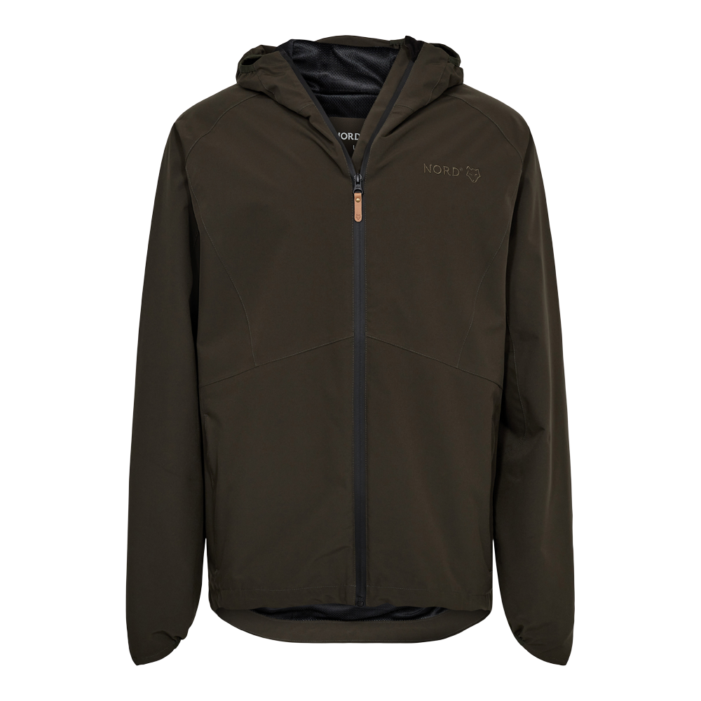 En minimalistisk, mørkegrøn hættejakke i let teknisk materiale, designet til hverdag og udendørs brug. Jakken har hel lynlås, diskret hætte og sidelommer integreret i sømmene. Et subtilt "NORD"-logo pryder brystet, mens inderforet i mesh giver åndbarhed. Den enkle silhuet og de gennemførte sømme skaber et moderne, funktionelt udtryk, der kombinerer komfort, bevægelsesfrihed og vejrbeskyttelse.