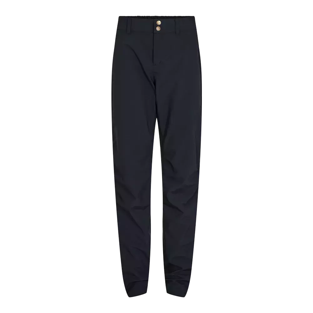 Et par mørkeblå, smalle bukser med slank, let tilspidset pasform. Bukserne har høj talje med bæltestropper og to dekorative guldfarvede knapper ved linningen samt skjult lynlås. Stoffet fremstår glat og teknisk med let struktur, hvilket giver et pænt og moderne udtryk. Alsidige til både hverdag og mere formelle outfits, kombineres nemt med blazere eller sneakers for et stilrent look.