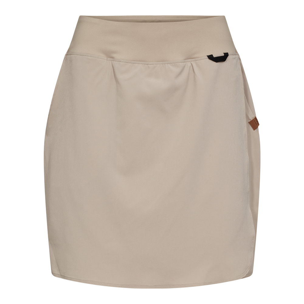 NORD Malene W. er en dame nederdel med shorts, der perfekt kombinerer funktionaliteten fra shorts med det feminine udseende af en nederdel. Dette smarte stykke tøj er ideelt til varme dage på grund af dens lette og hurtigttørrende materiale. Den brede elastik i taljen sikrer en god pasform, og med dybe stiklommer samt en skjult lynlåslomme, tilbyder den praktisk opbevaring. Perfekt til sportslige aktiviteter som padel eller golf.