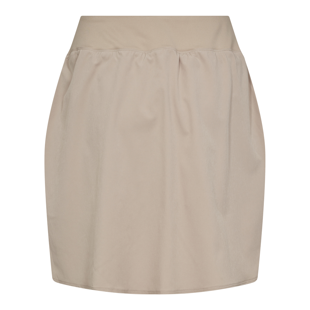 NORD Malene, W. - Dame nederdel med shorts, er en stilfuld og funktionel beklædningsgenstand fra Nord. Denne nederdel kombinerer det praktiske ved shorts med det elegante ved en nederdel. Perfekt til varme dage, takket være de indbyggede strækbare shorts og det lette, hurtigtørrende materiale. Det brede elastik i taljen sikrer en god pasform, mens de dybe stiklommer og en skjult lynlåslomme tilbyder sikker opbevaring. Designet er ideelt til sportslige aktiviteter som padel eller golf.