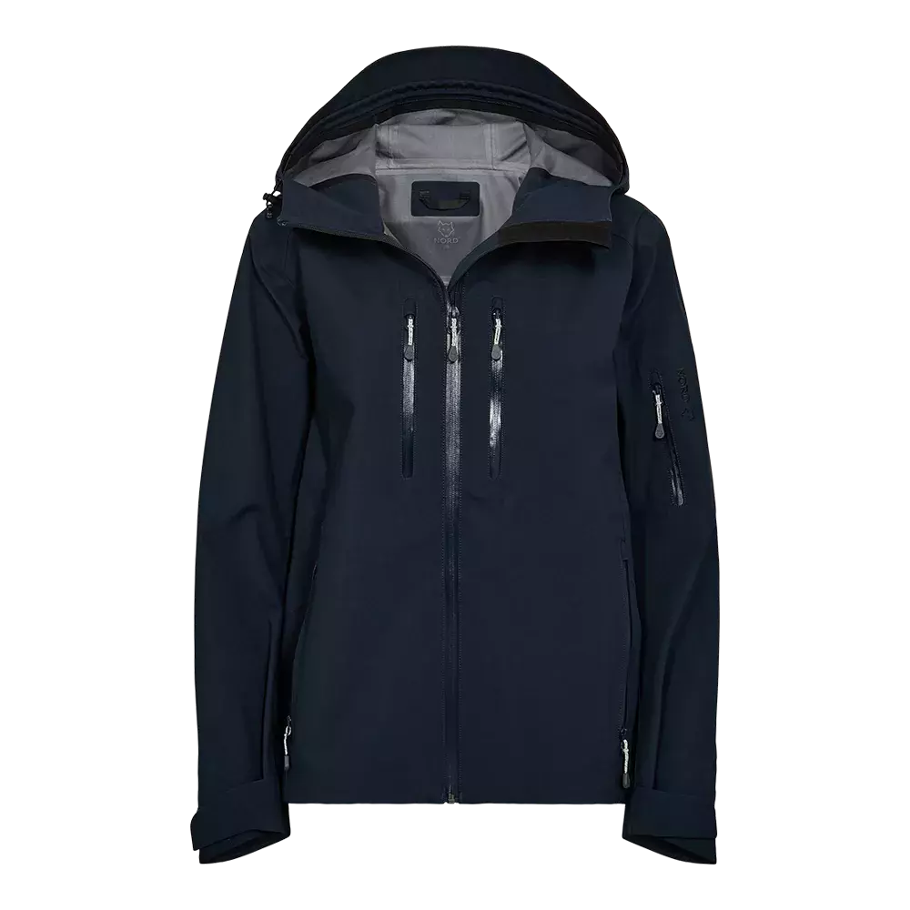 Mørkeblå teknisk jakke med hætte og slanke, rene linjer. Jakken har flere vandafvisende lynlåse — to lodrette brystlommer, sidelommer og en lomme på ærmet — og fremstår i åndbart, vejrbestandigt materiale. Det diskré, funktionelle design gør den velegnet til udendørs aktiviteter, regnfulde ture eller som praktisk, minimalistisk hverdagsoverdel.